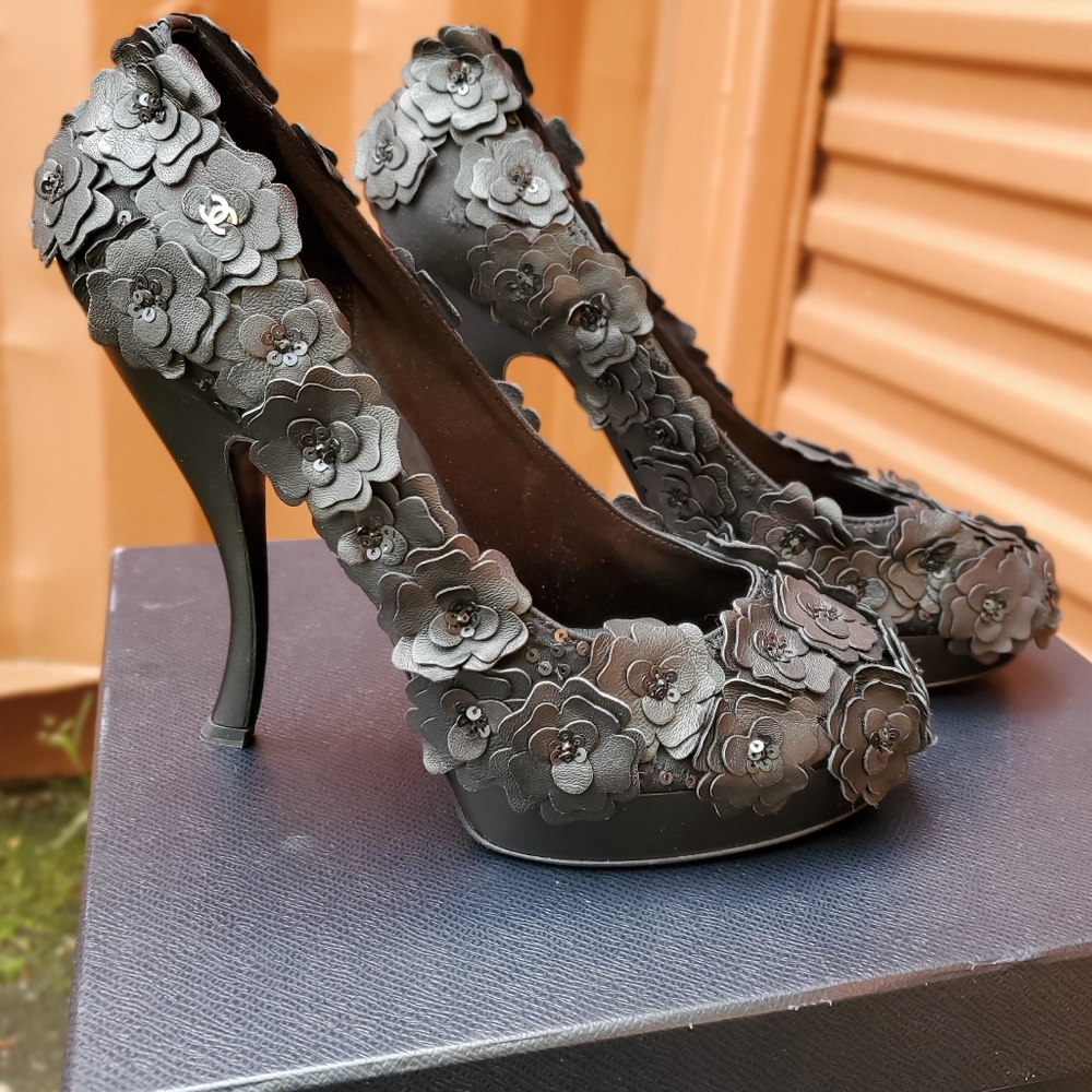 Chanel Black Leather Laser Cut Camellia Platform Pumps 40. - Picture 5 of 16